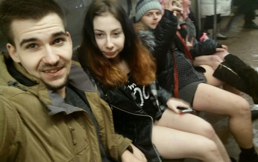 Москвичи присоединились к мировому флешмобу «В метро без штанов»