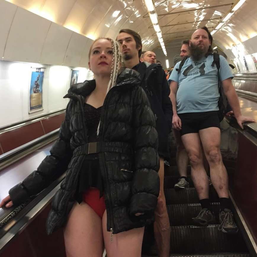 Москвичи присоединились к мировому флешмобу «В метро без штанов»