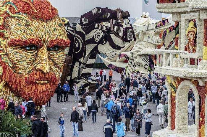 Скульптуры Ван Гога из георгин на фестивале Corso Zundert 