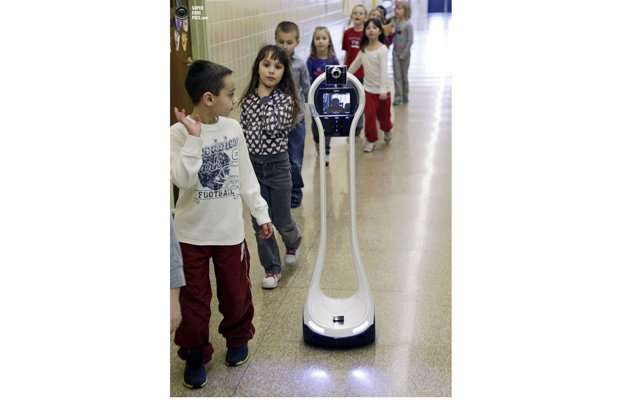  Робот ходит в школу вместо больного мальчика