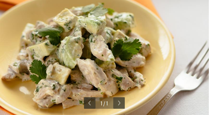 Салат с авокадо и курицей