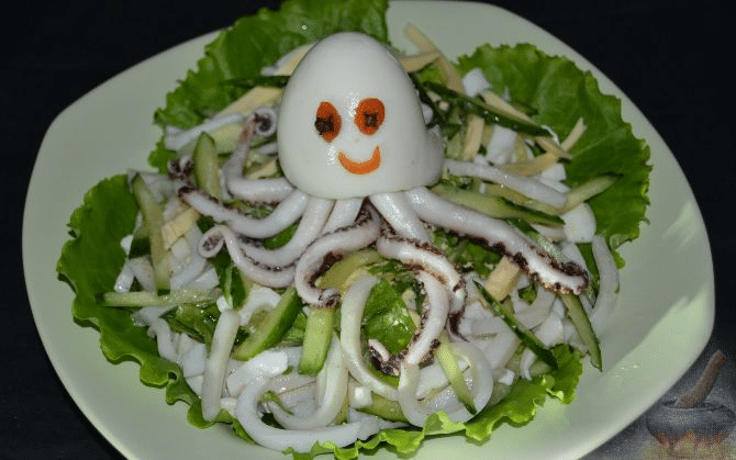 Салат из кальмара с соленым огурцом и яйцом