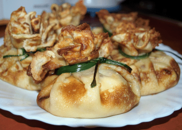 Жульен с курицей и грибами в блинах