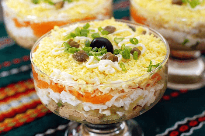 Салат из печени трески с огурцом и яйцом