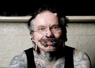 Пірсингу мало не буває.