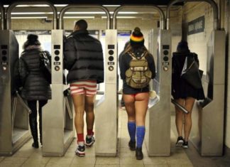 Москвичі приєдналися до світової флешмобу «В метро без штанів».