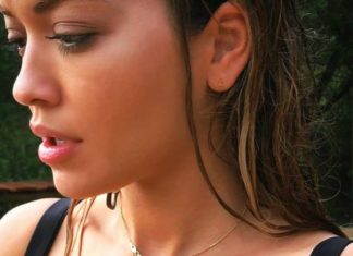 Рита Ора зустріла 27-річчя у відвертому купальнику.