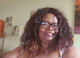 Жінка з найбільшою в світі грудьми заробила стан на її показі.