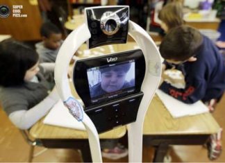 Робот ходить в школу замість хворого хлопчика.