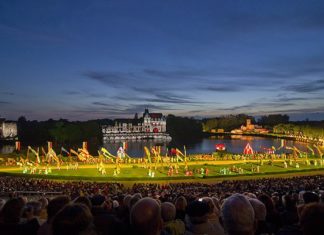 Нічний подання Cinescenie в парку Puy Du Fou.
