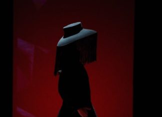 Слава Зайцев пропонує жінкам капелюх у формі абажура.