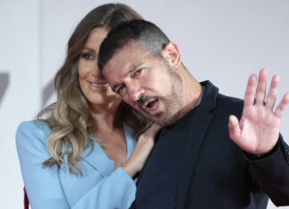 Дівчина антоніо бандераса, яка працює банкіром, на доріжці виглядає як кінозірка