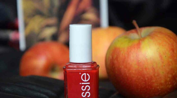 Лак для білосніжки-essie nail lacquer #61 “russian roulette”