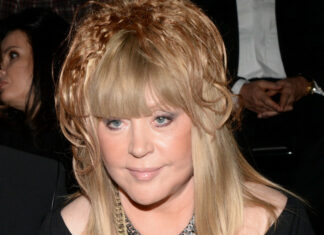 Джинси кльош і блуза в етнічному стилі: пугачова показала знімок на тлі ракети