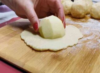 Загорнула яблука в тісто і обваляла в цукрі. Спекла хрусткі яблучні плюшки з м’якою начинкою