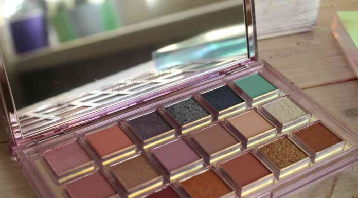 Huda beauty mercury retrograde eyeshadow palette