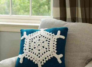 Новорічна в’язана подушка зі сніжинкою гачком. Опис