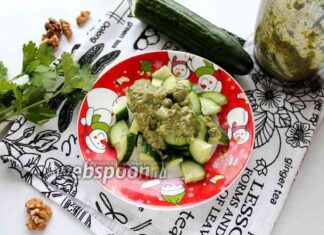 Салат з огірків в горіховій заправці