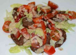 Теплий салат з яловичиною і арахісовим соусом