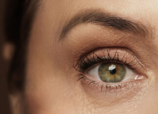 Лущення шкіри повік: причини і лікування
