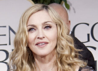 Мадонна приміряла величезні туфлі-праски