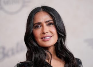 Сальма Хайєк, яка танцює в білому бікіні для si Mexico, є втіленням впевненості в собі.