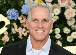 Зірка “Золотого Холостяка” Мел Оуенс відмовляється від Ейджистських висловлювань, але шанувальники на це не купилися