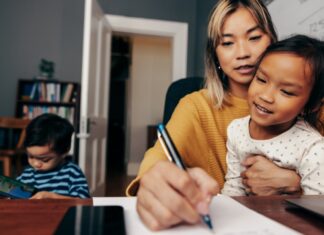 Догляд за дитиною негативно впливає на психічне та фізичне здоров’я матері — ось як полегшити цей тягар