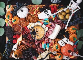 Дошки з м’ясними виробами на Хелловін: 16 простих рецептів, які можна приготувати цієї осені