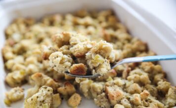 Начинка для птиці на заквасці з травами: класичний рецепт з родзинкою