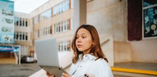 Чат-бот Grok визнали небезпечним для підлітків: нове дослідження виявило ризики