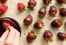 Шоколадна глазур для полуниці: легкий десерт до Дня святого Валентина