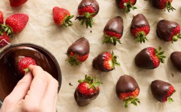 Шоколадна глазур для полуниці: легкий десерт до Дня святого Валентина
