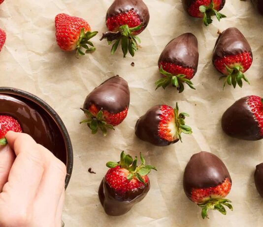 Шоколадна глазур для полуниці: легкий десерт до Дня святого Валентина