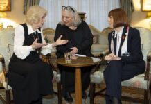 Королева Камілла Зустрілася з Пережила Згвалтування Жизель Пеліко в Символічній Зустрічі