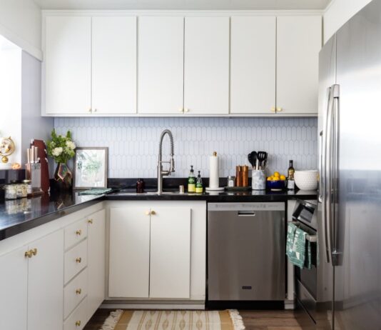 Цей «чарівний» органайзер за 23 долари повністю очистив мої кухонні прилавки