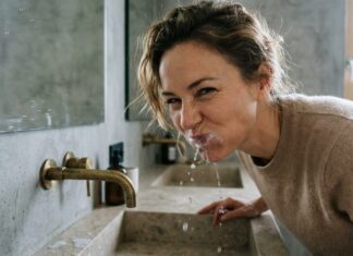 Чому полоскання водою після чищення зубів шкодить вашим зубам