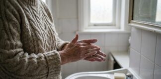 Як зупинити гіпергідроз долонь: рішення з хлоридом алюмінію